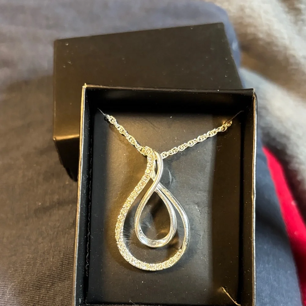 Monet necklace, 6 pairs of Avon earrings, and Avon pendant necklace. - Picture 4 of 10